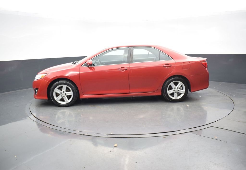 Used 2013 Toyota Camry SE image 2