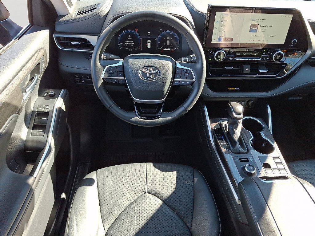Used 2024 Toyota Highlander Limited AWD/4WD image 12