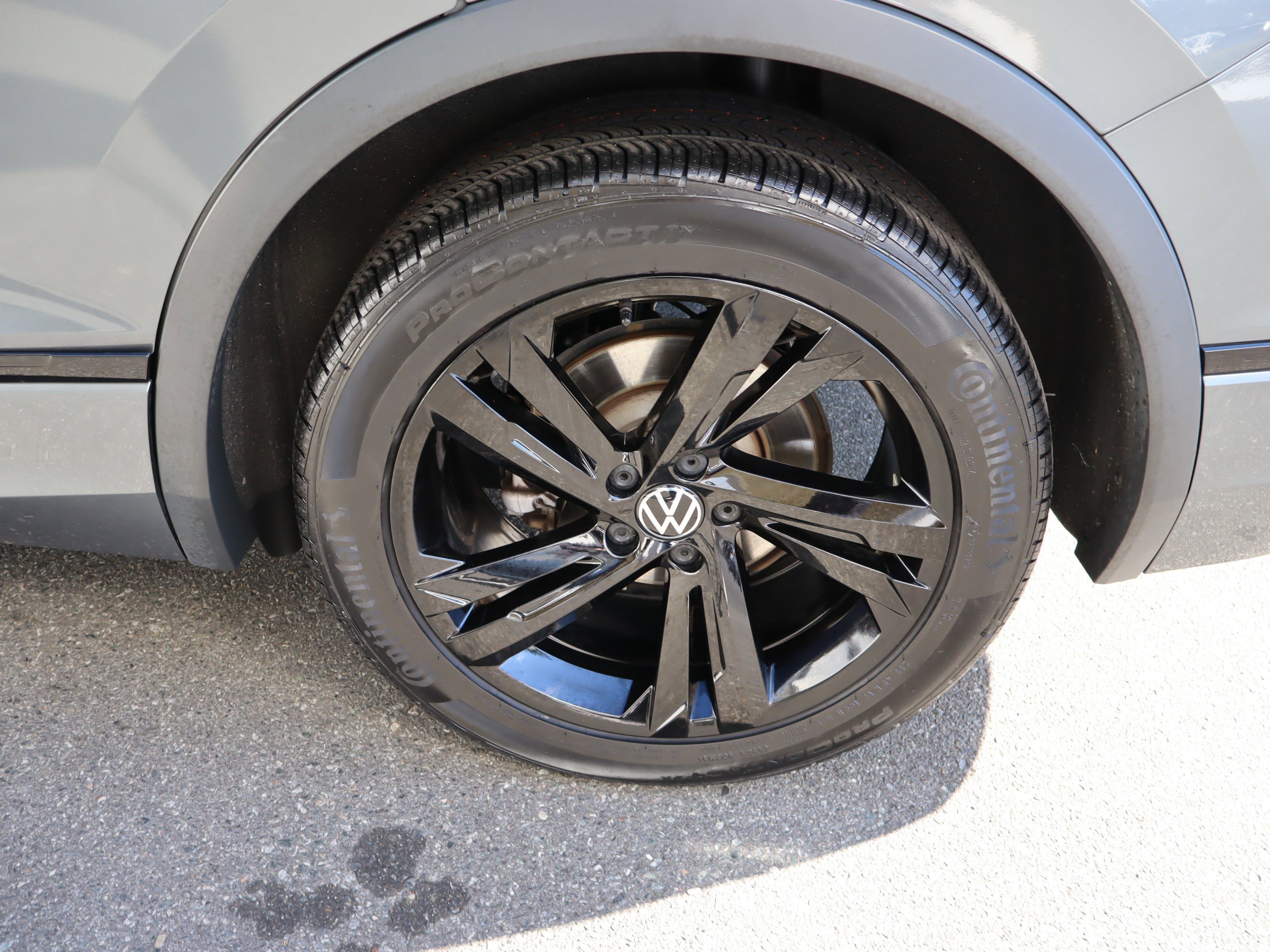 Used 2023 Volkswagen Tiguan SE R-Line image 41