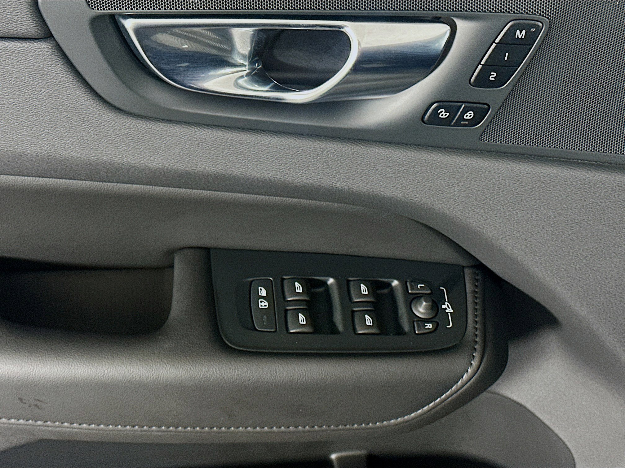 Used 2025 Volvo XC60 B5 Plus image 15