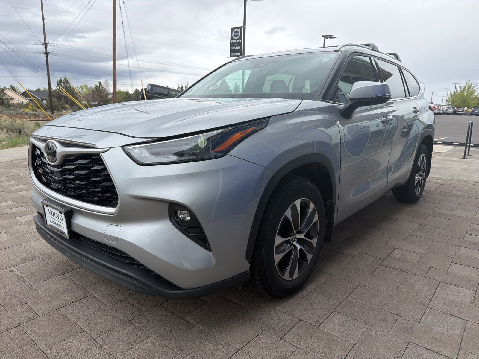 Used 2022 Toyota Highlander XLE AWD/4WD image 4
