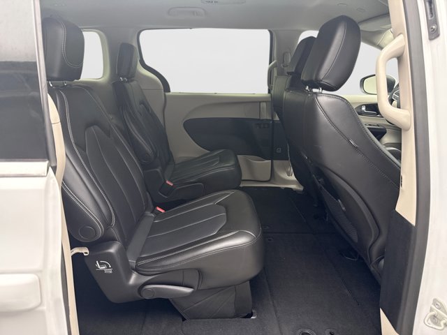 Used 2023 Chrysler Pacifica Touring-L FWD image 17