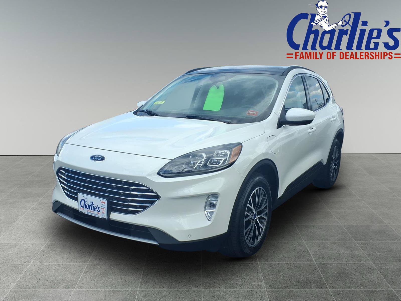 Used 2022 Ford Escape Titanium w/ Class II Trailer Tow Package FWD image 1