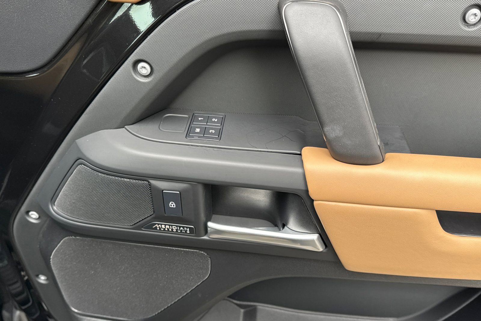 Used 2025 Land Rover Defender 110 X-Dynamic SE image 18