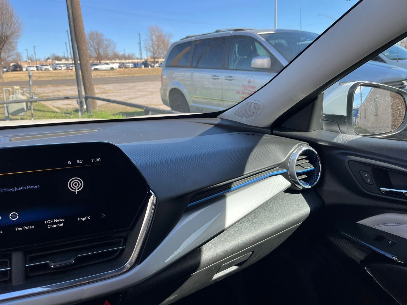 Used 2025 Chevrolet Trax LT image 34