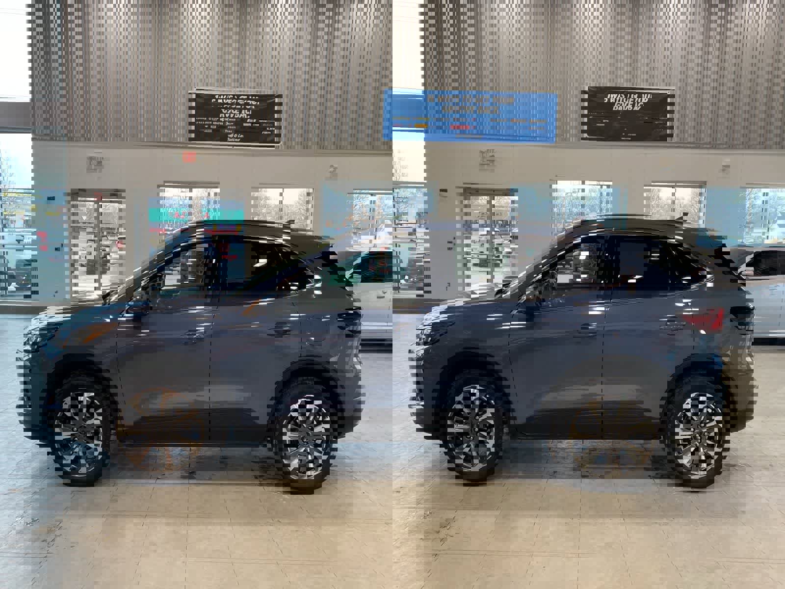 Used 2023 Ford Escape Platinum image 2