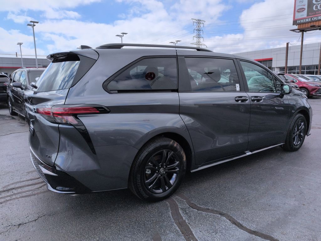 Used 2025 Toyota Sienna XSE w/ XSE Plus Package image 5