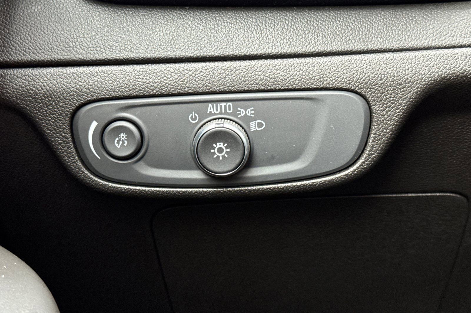 Used 2022 Chevrolet Bolt EUV Premier w/ Super Cruise Package image 29