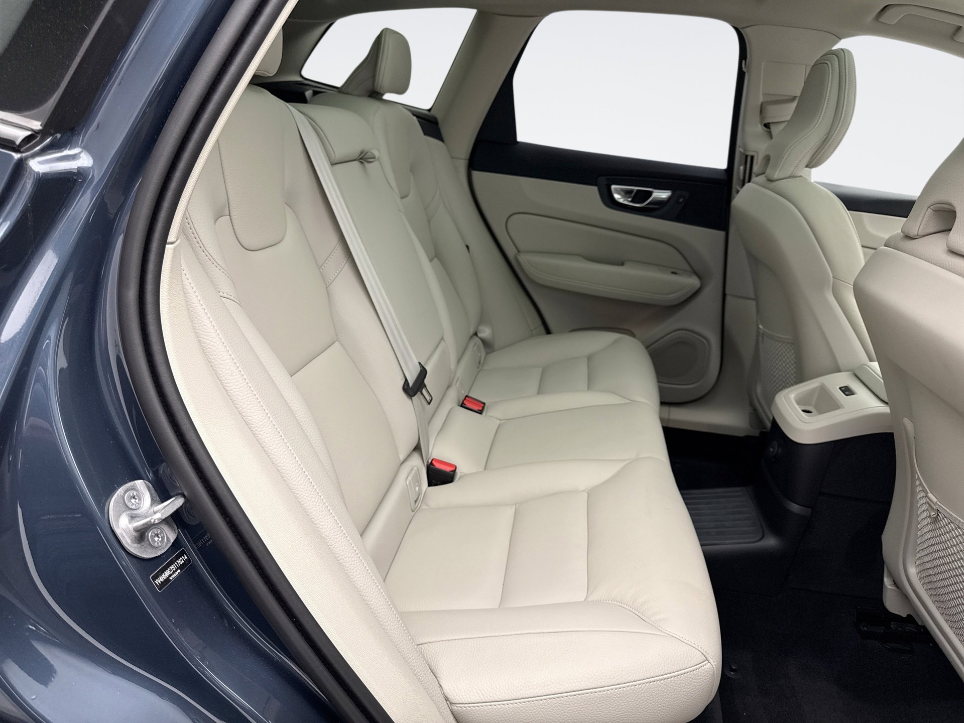 Used 2025 Volvo XC60 T8 Plus w/ Climate Package image 20