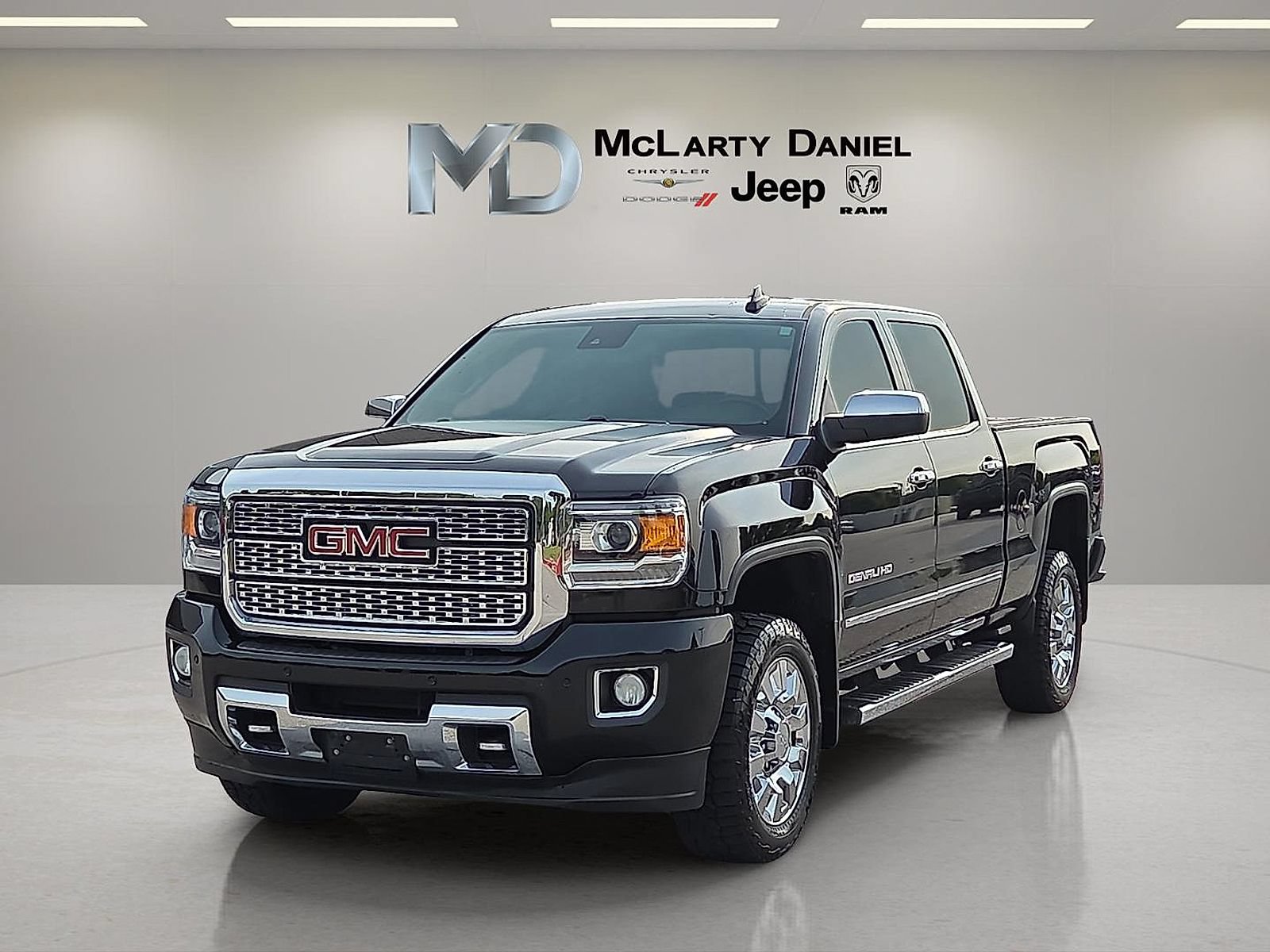 Used 2019 GMC Sierra 2500 Denali w/ Suspension Package, Off-Road AWD/4WD image 2