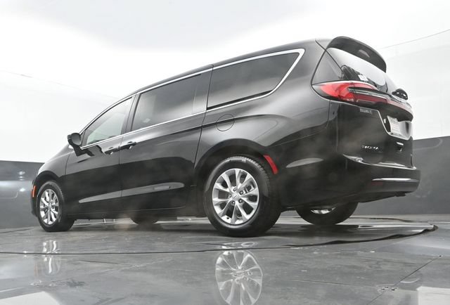 Used 2026 Chrysler Pacifica Limited FWD image 25