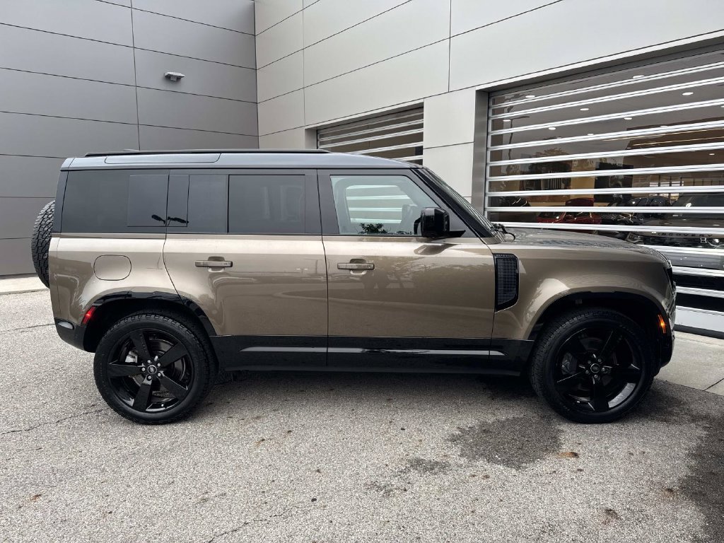 Used 2025 Land Rover Defender 110 X-Dynamic SE AWD/4WD image 8