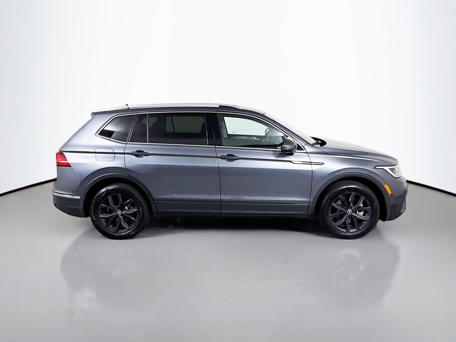 Certified 2024 Volkswagen Tiguan SE AWD/4WD image 8