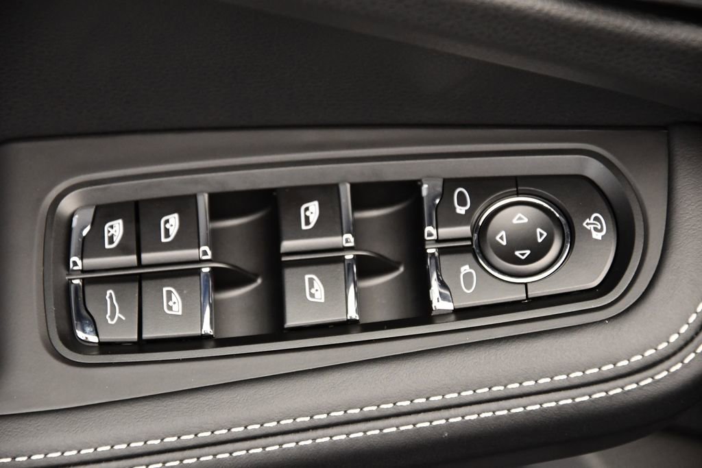 Certified 2025 Porsche Macan image 38