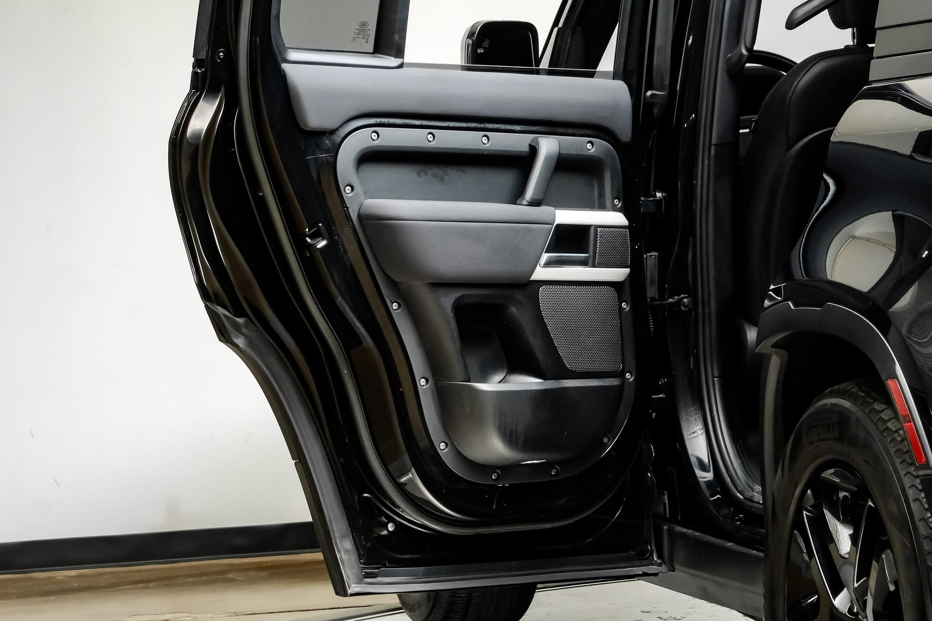 Used 2023 Land Rover Defender 110 SE image 47