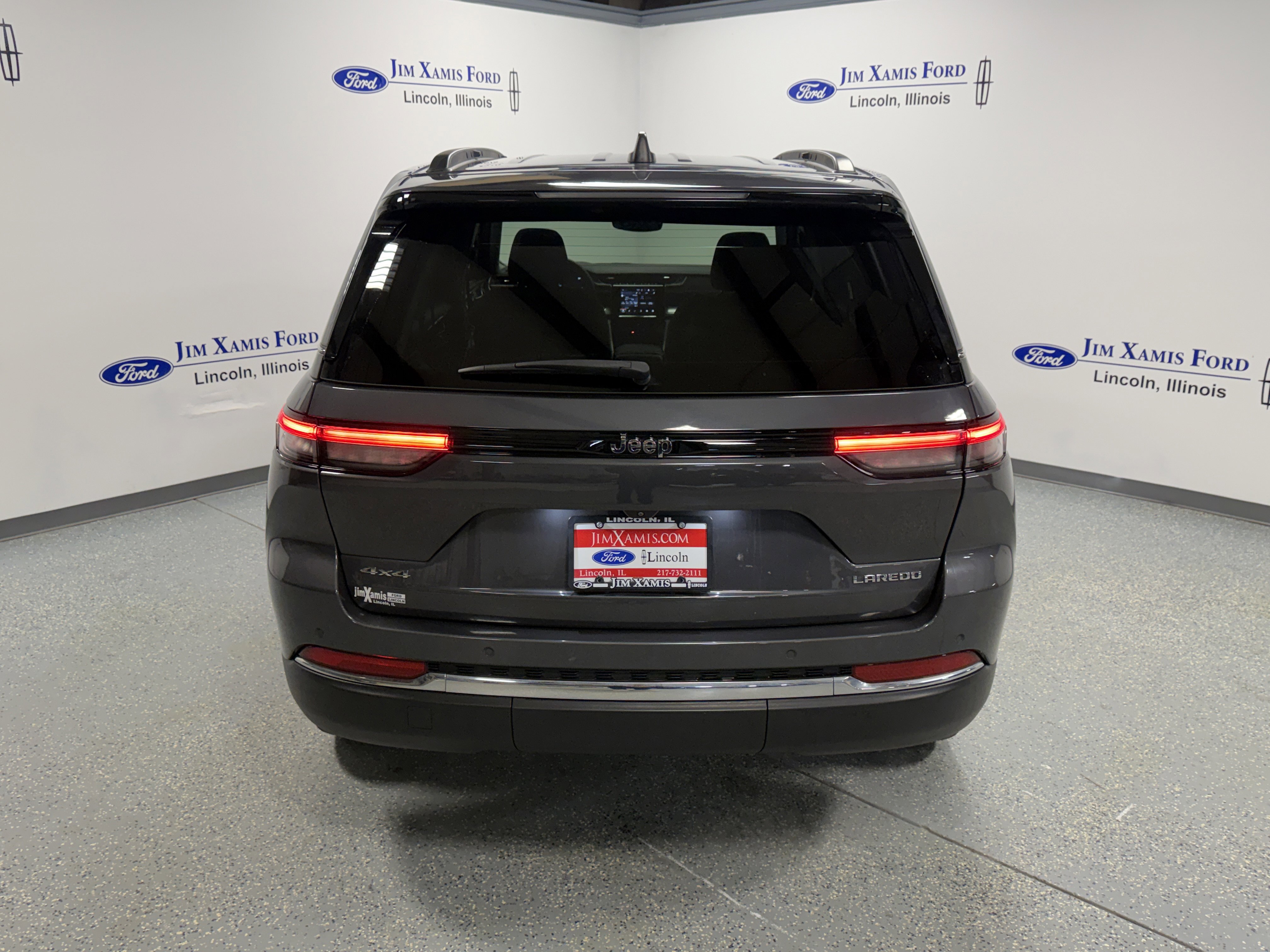 Used 2023 Jeep Grand Cherokee Laredo image 5