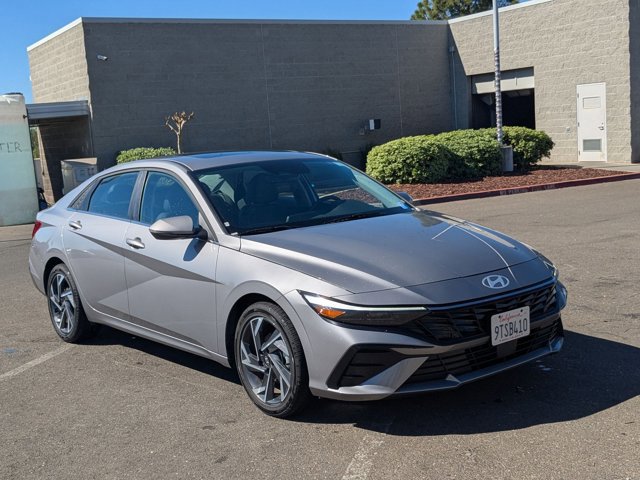 Used 2025 Hyundai Elantra Limited image 3