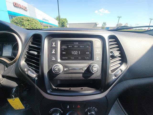 Used 2016 Jeep Cherokee Sport FWD image 11