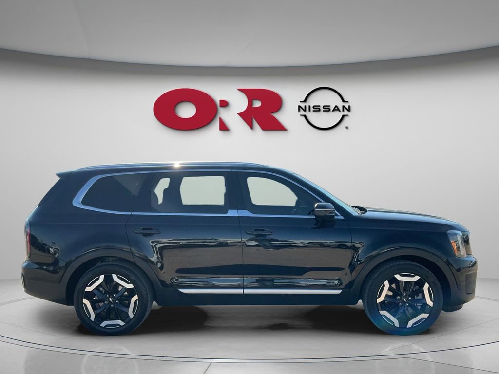 Used 2024 Kia Telluride EX w/ EX Captain's Chair Package image 4