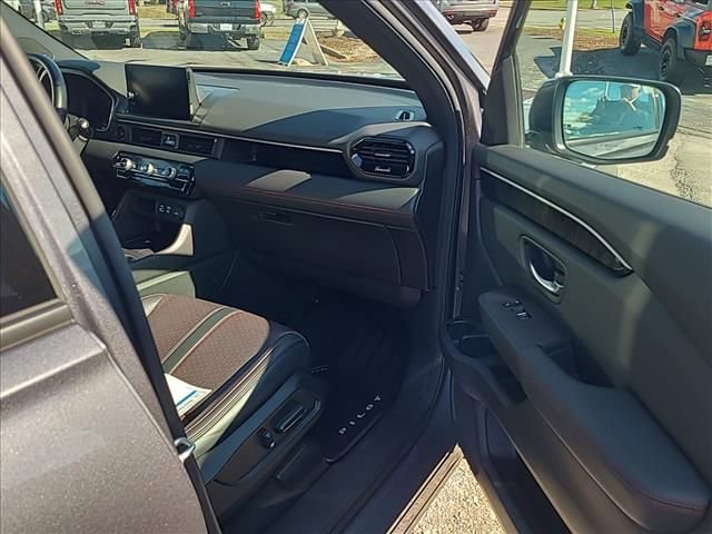Used 2025 Honda Pilot Black Edition image 28
