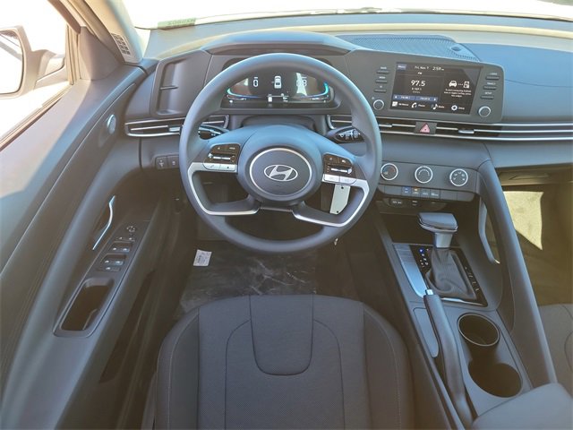 New 2025 Hyundai Elantra SE image 7