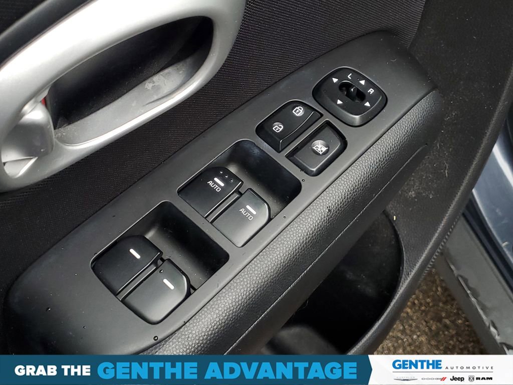 Used 2015 Kia Soul + image 12