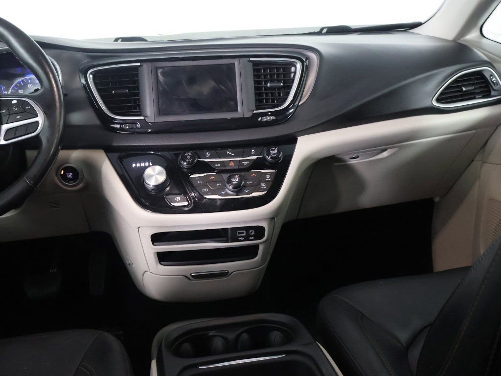 Used 2020 Chrysler Pacifica Touring-L FWD image 31