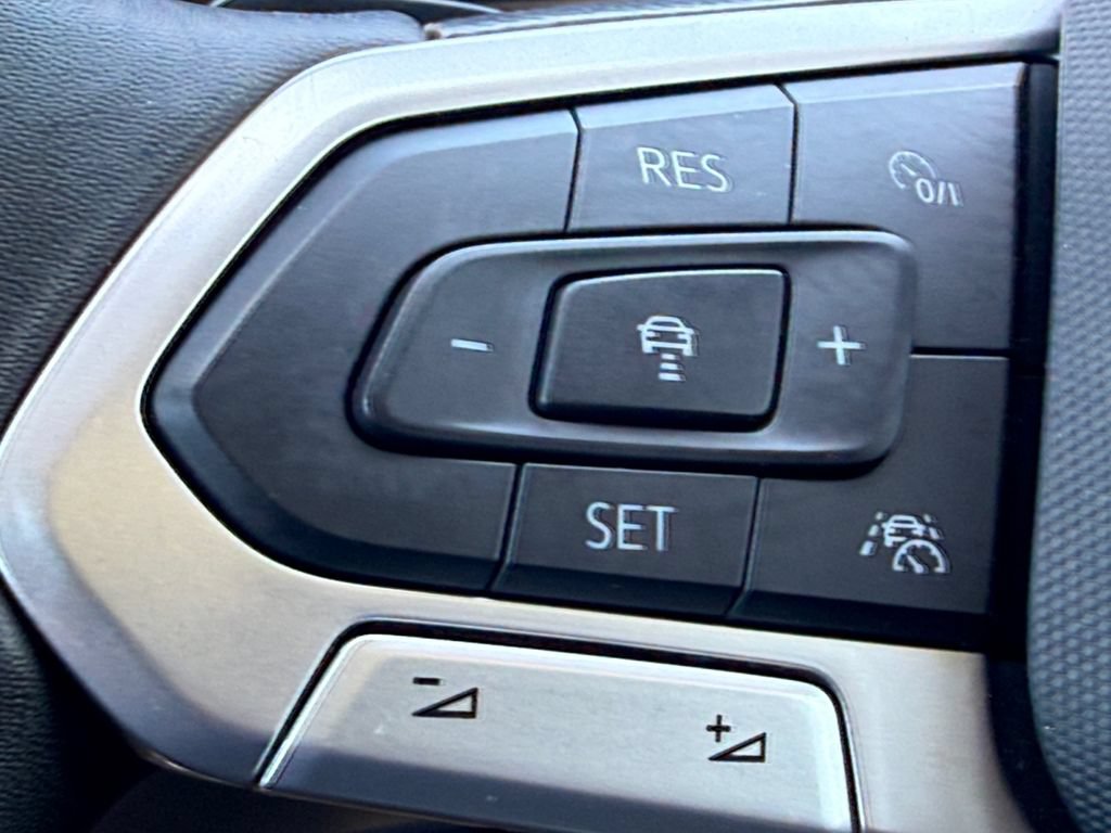 Used 2025 Volkswagen Atlas Peak Edition SE AWD/4WD image 19
