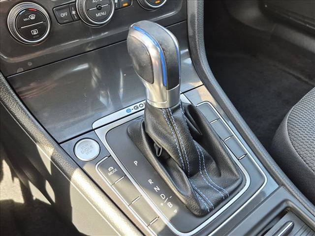 Used 2018 Volkswagen e-Golf SE w/ DC Fast Charging Package FWD image 12
