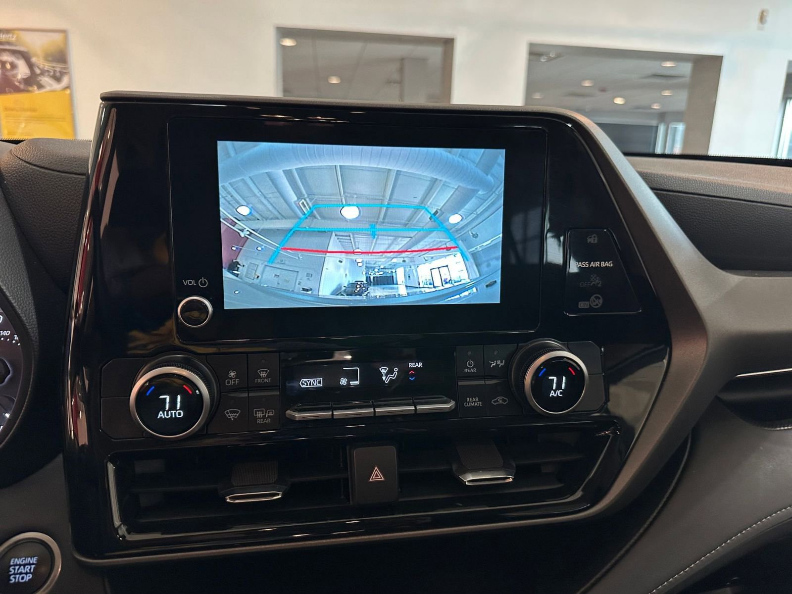 Used 2025 Toyota Highlander LE image 25