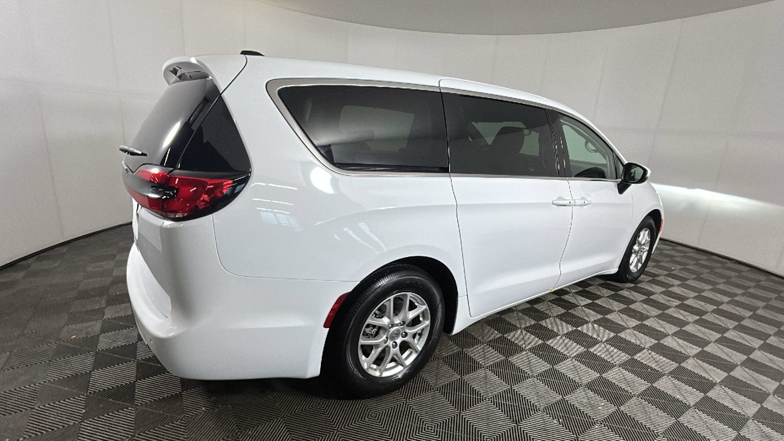 Used 2023 Chrysler Pacifica Touring-L FWD video 3