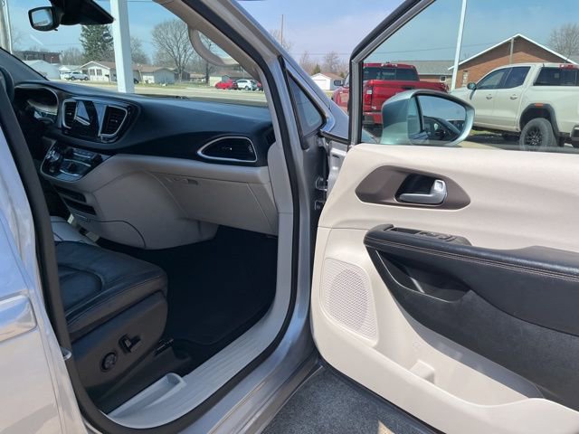 Used 2018 Chrysler Pacifica Touring-L w/ Advanced Safetytec Group image 15