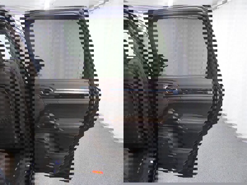 Used 2015 Porsche Cayenne Turbo image 32