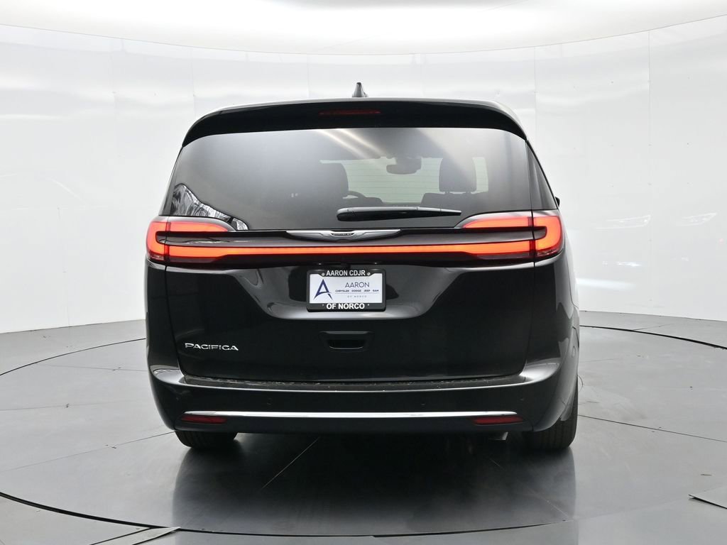 New 2026 Chrysler Pacifica Select image 8