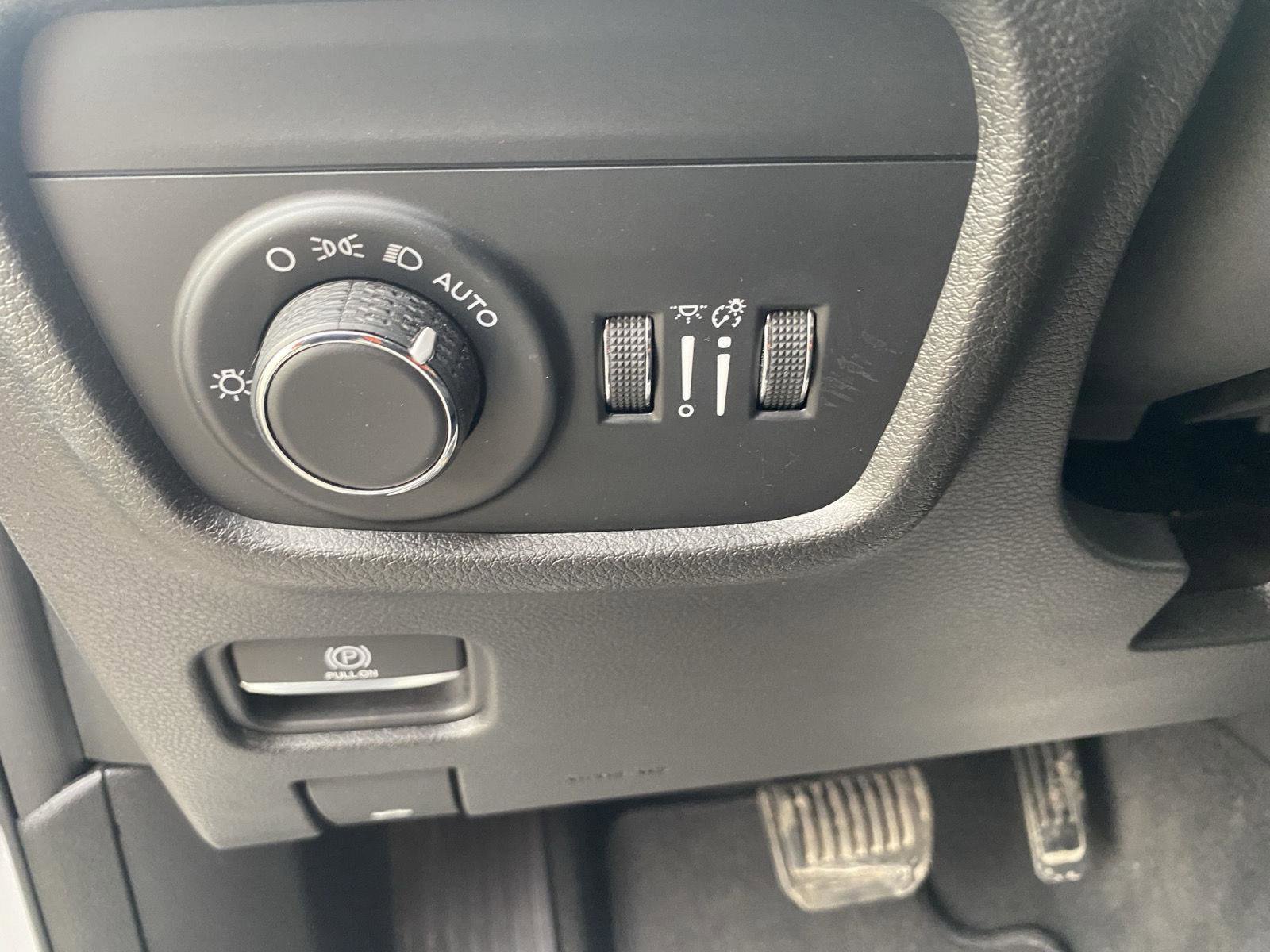 Used 2022 Jeep Grand Cherokee Laredo w/ Luxury Tech Group I image 22