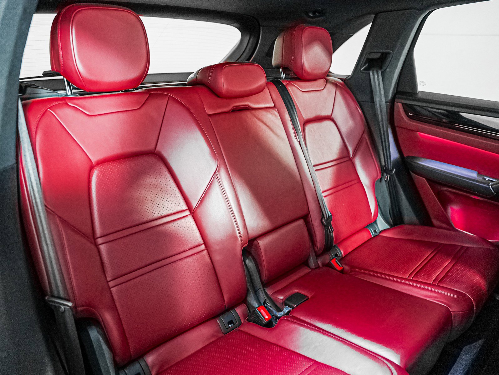 Certified 2022 Porsche Cayenne E-Hybrid w/ Premium Package image 6