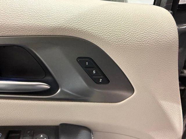 Used 2022 Chrysler Pacifica Touring-L FWD image 12
