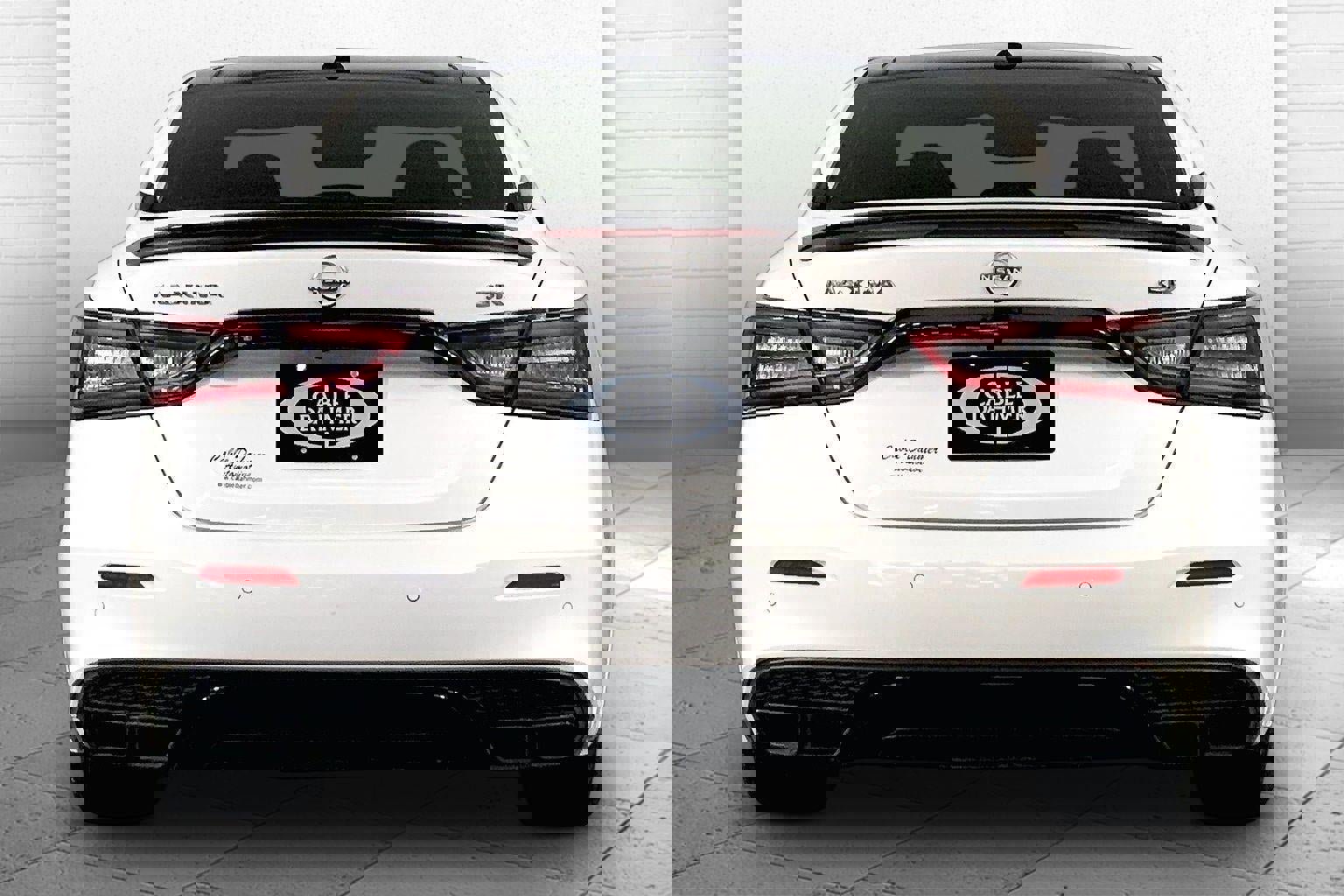 Used 2023 Nissan Maxima SR image 3