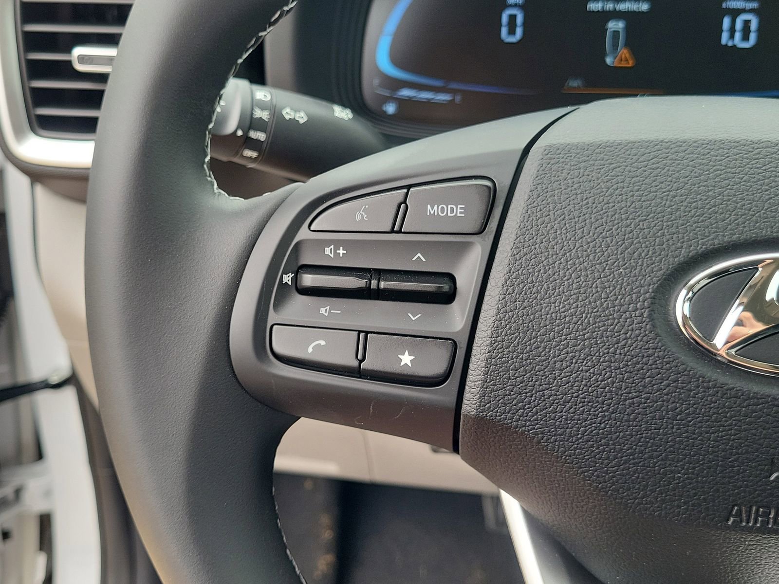 Used 2025 Hyundai Venue SEL image 7