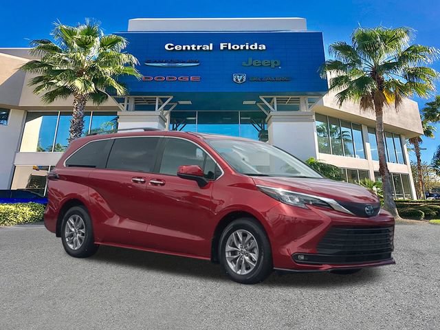 Used 2025 Toyota Sienna XLE FWD image 2