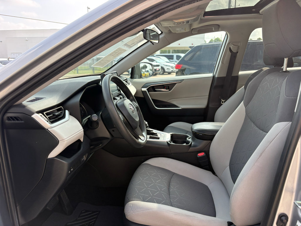 Used 2020 Toyota RAV4 XLE w/ Convenience Package FWD image 10