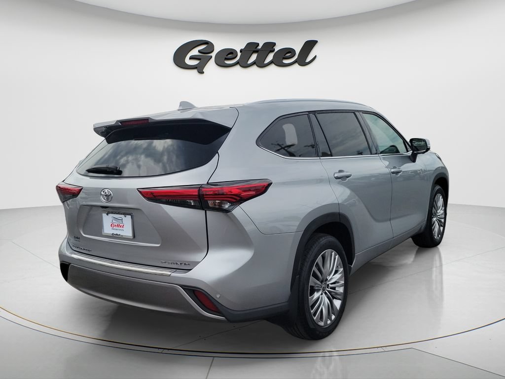 Used 2023 Toyota Highlander Platinum FWD image 4