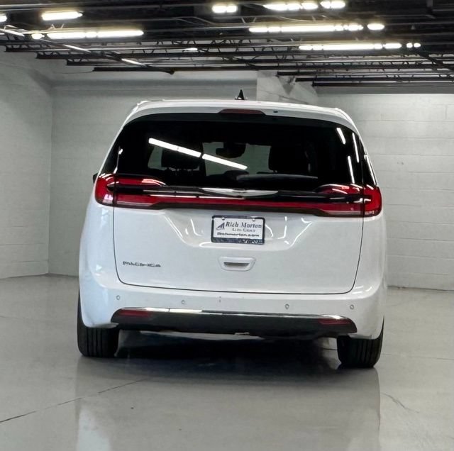 Used 2024 Chrysler Pacifica Touring-L FWD image 4