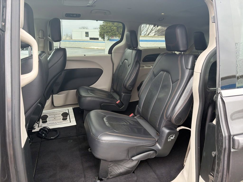 Used 2018 Chrysler Pacifica Touring-L w/ Advanced Safetytec Group image 19