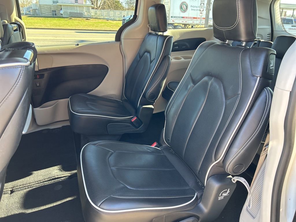 Used 2023 Chrysler Pacifica Limited w/ Uconnect Theater Family Group image 16