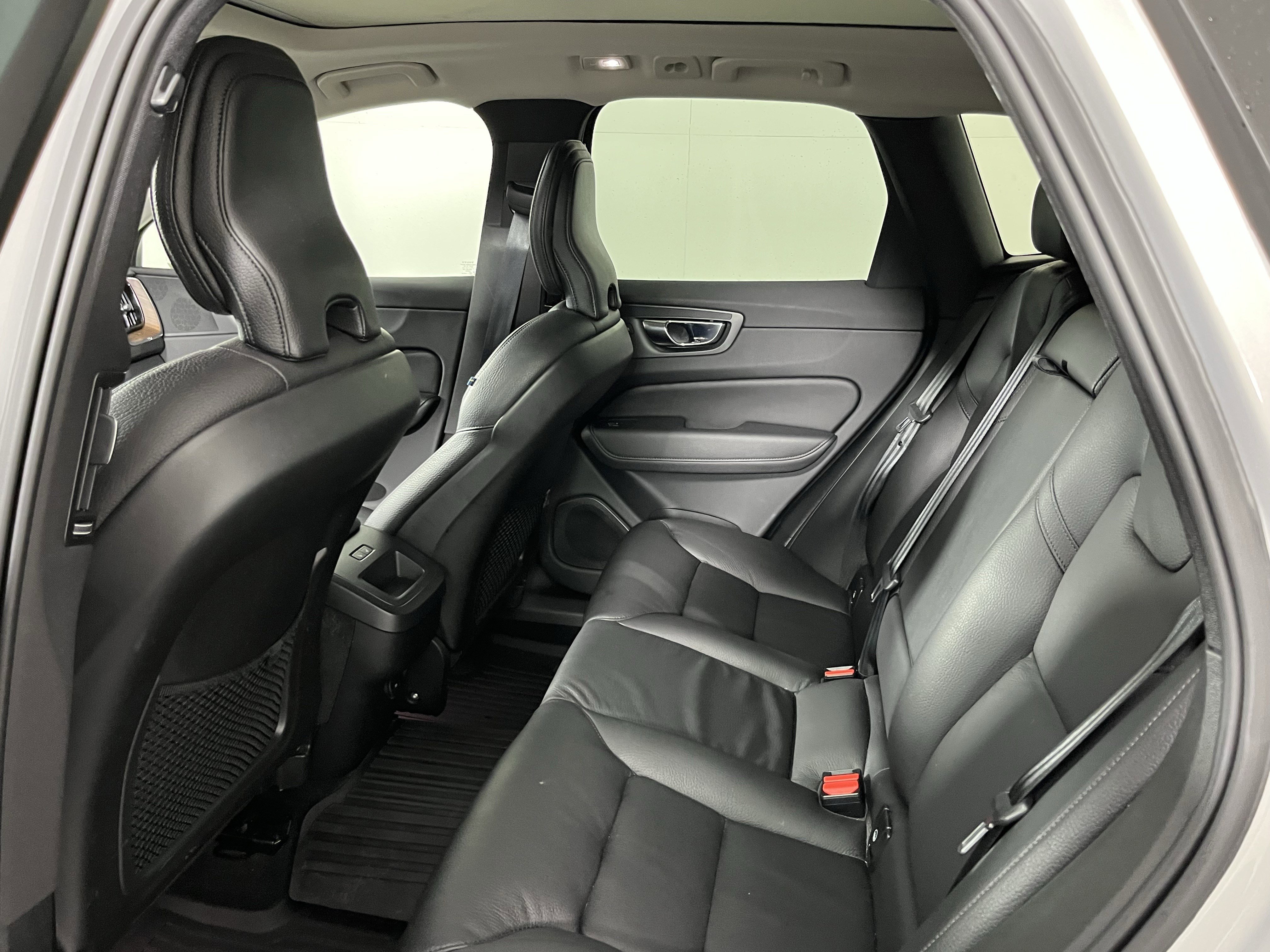 Used 2022 Volvo XC60 B5 Momentum image 17