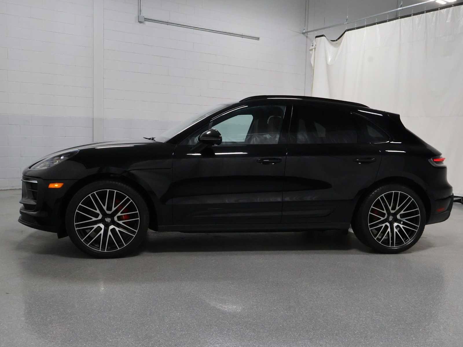Certified 2023 Porsche Macan S AWD/4WD image 2