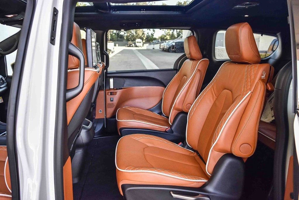 New 2026 Chrysler Pacifica Pinnacle w/ Trailer Tow Group image 19