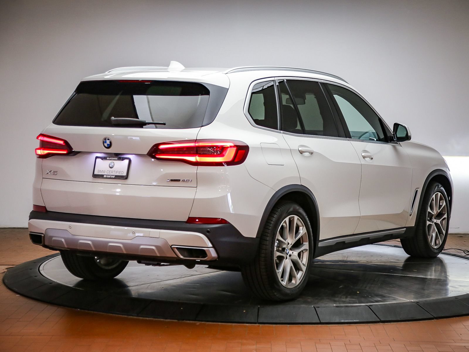Certified 2022 BMW X5 xDrive40i w/ Parking Assistance Package AWD/4WD image 5
