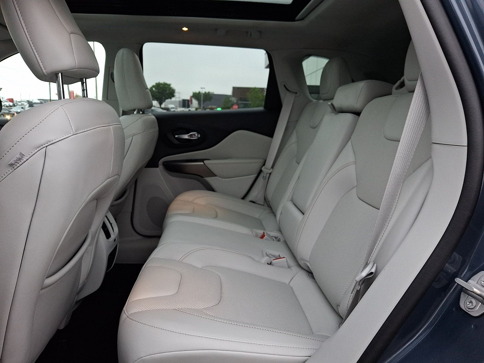 Used 2021 Jeep Cherokee Latitude Lux w/ Sun & Sound Group AWD/4WD image 10